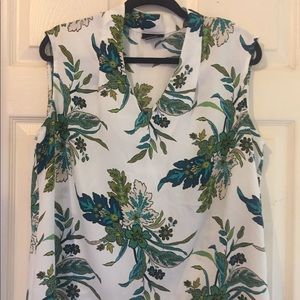 Liz Claiborne Printed top!💚🍃🌿